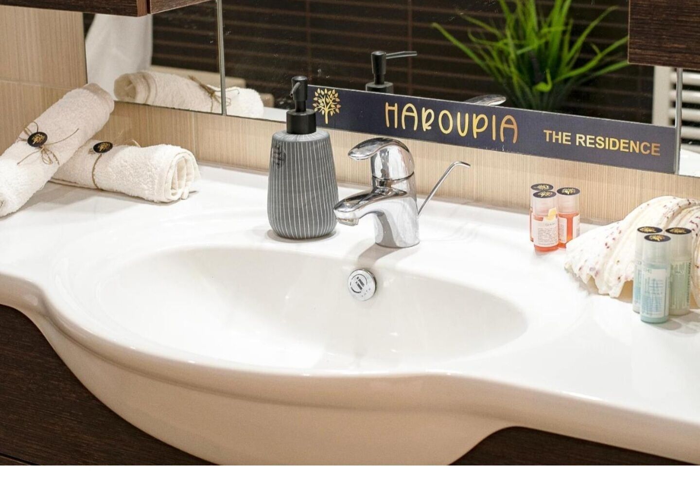 Een douche, een haardroger, handdoeken, zeep