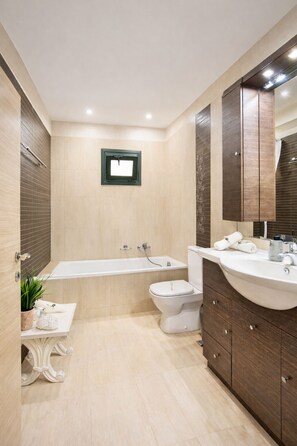 Een douche, een haardroger, handdoeken, zeep