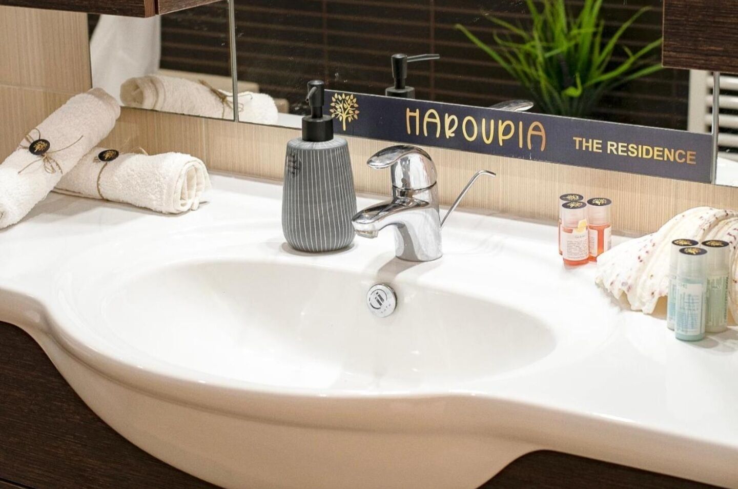 Een douche, een haardroger, handdoeken, zeep