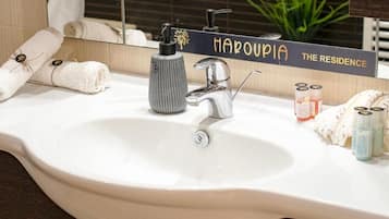 Een douche, een haardroger, handdoeken, zeep