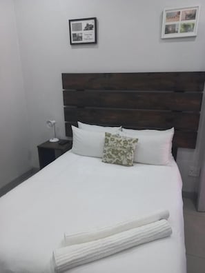 Chambre Double Économique, vue jardin | Bureau, espace de travail pour ordinateur portable, Wi-Fi gratuit