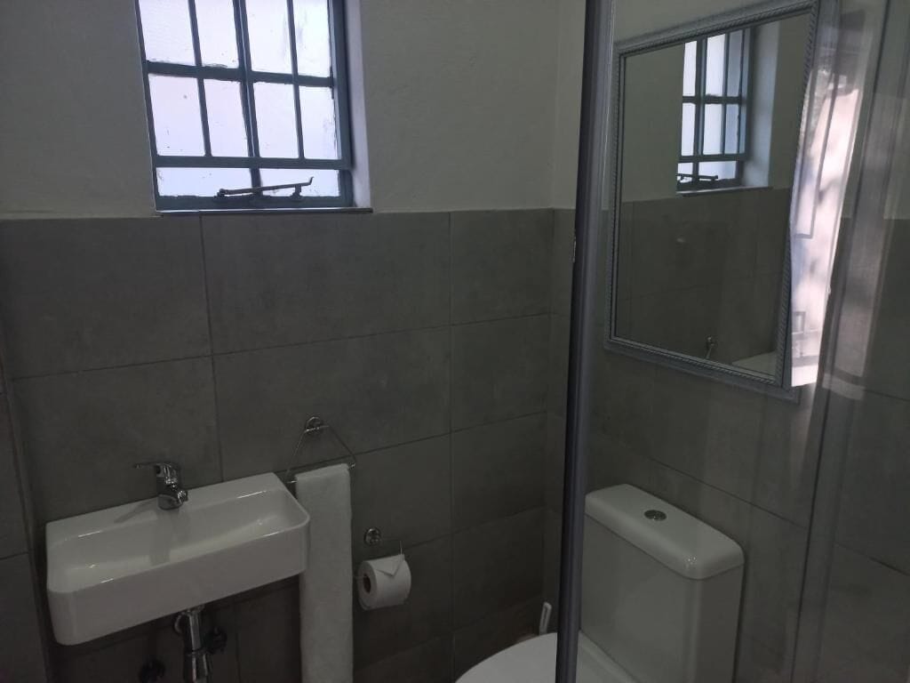 Deluxe-dobbeltværelse - udsigt til have | Badeværelse | Bruser, håndklæder, Sæbe, Toiletpapir