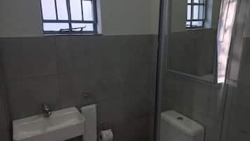 Deluxe-dobbeltværelse - udsigt til have | Badeværelse | Bruser, håndklæder, Sæbe, Toiletpapir