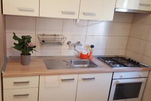 Wasserkocher mit Kaffee-/Teezubehör, Kühlschrank, Ofen, Herdplatte