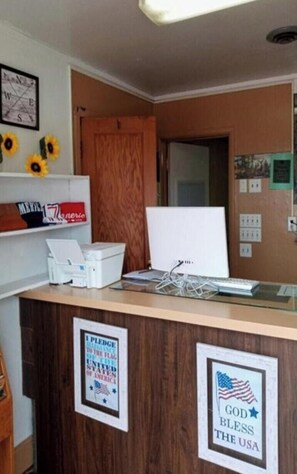 Unclassified image, 2 of 18, button - Queen Bed | Murdo SD (Murdo SD)