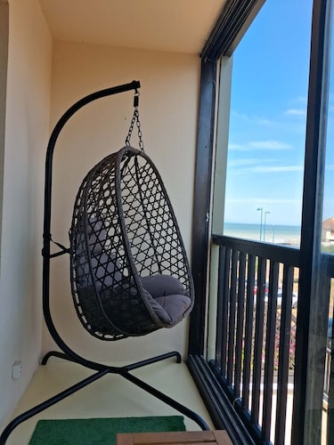 Joli appartement "frais" vue mer et place de parking à 1 mn à pied de la plage