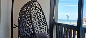 Charming, "bright" apartment with a view of the sea and a parking space, just a 1-minute walk from the beach