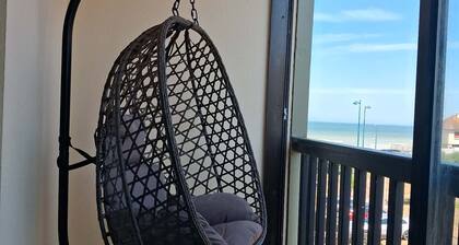 Joli appartement "frais" vue mer et place de parking à 1 mn à pied de la plage