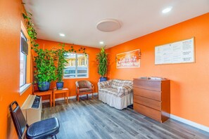 Living area - Queen Bed Non-Smoking (Rockdale TX)