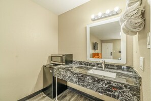 Interior - Queen Bed|Smoking|Rockdale TX (Rockdale TX)