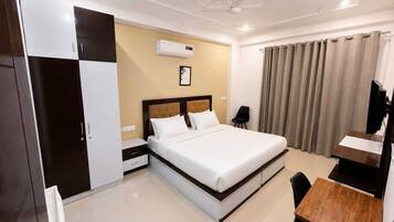 Laptop workspace, iron/ironing board, free WiFi