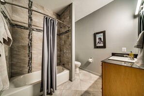 Bathroom - The Gallery - Modern Loft Apartment (Sedalia)