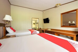 Habitación de hotel con dos camas, un escritorio, una silla, un televisor y un espejo.