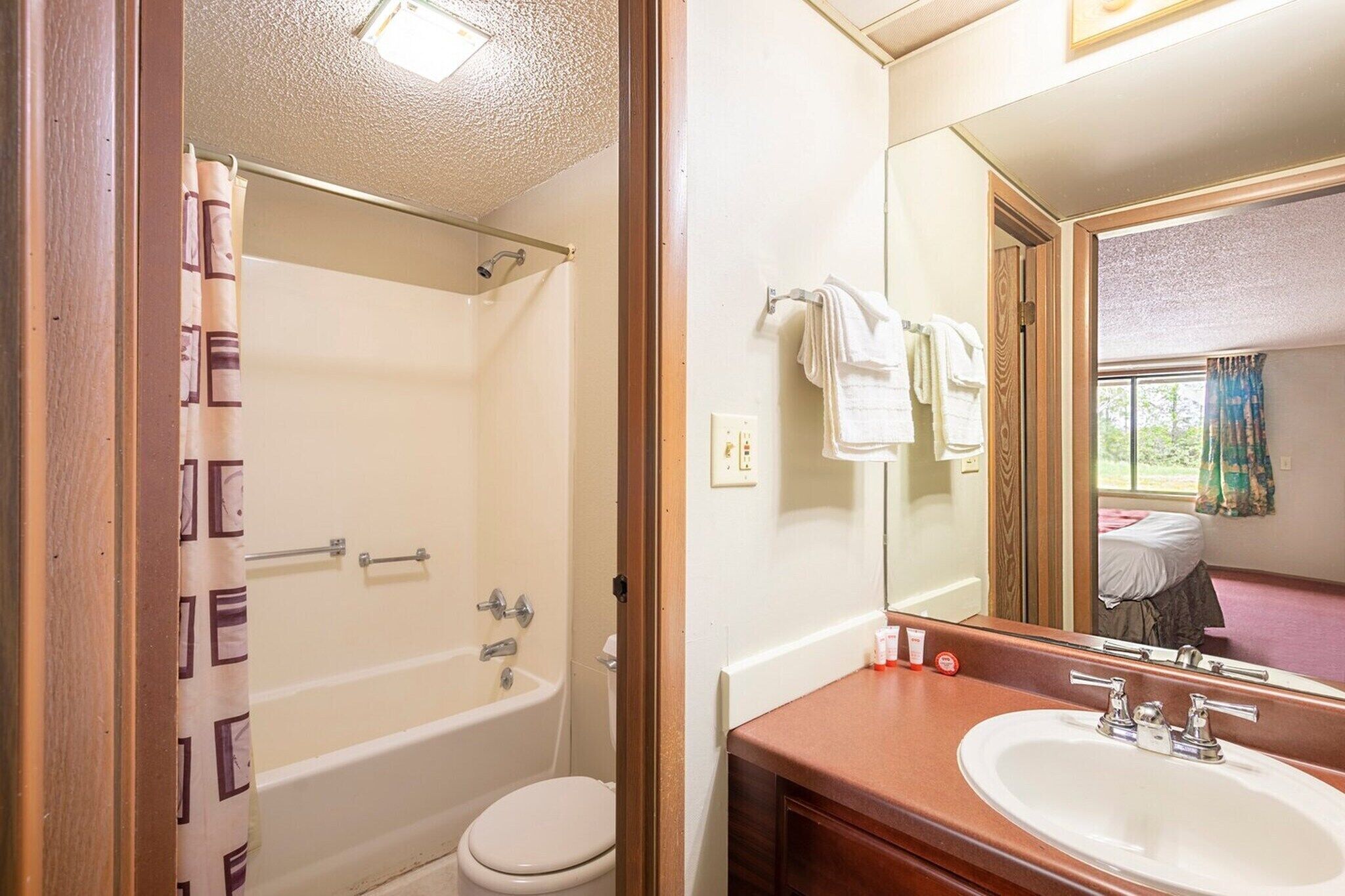 Une salle de bain avec une baignoire, des toilettes et un lavabo.