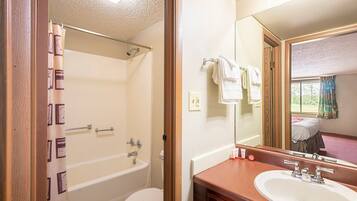 Une salle de bain avec une baignoire, des toilettes et un lavabo.