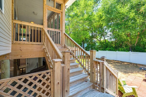 Terrace/patio - Golf Cart, Bikes, Easy Beach Days! Oak Island (Oak Island)