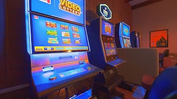 Un appareil de loterie vidéo doté de plusieurs écrans et d’un clavier.