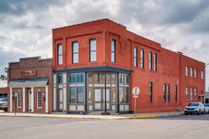 Exterior - The Lounge - Vintage Loft Apartment (Sedalia)