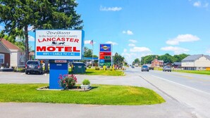 Un panneau indiquant un motel proposant des équipements tels que le Wi-Fi, la télévision par câble et la climatisation.