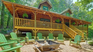A log cabin with a balcony, outdoor seating, and a fire pit. - Marion Cabin w/ Wrap-Around Deck & Outdoor Kitchen (Marion)