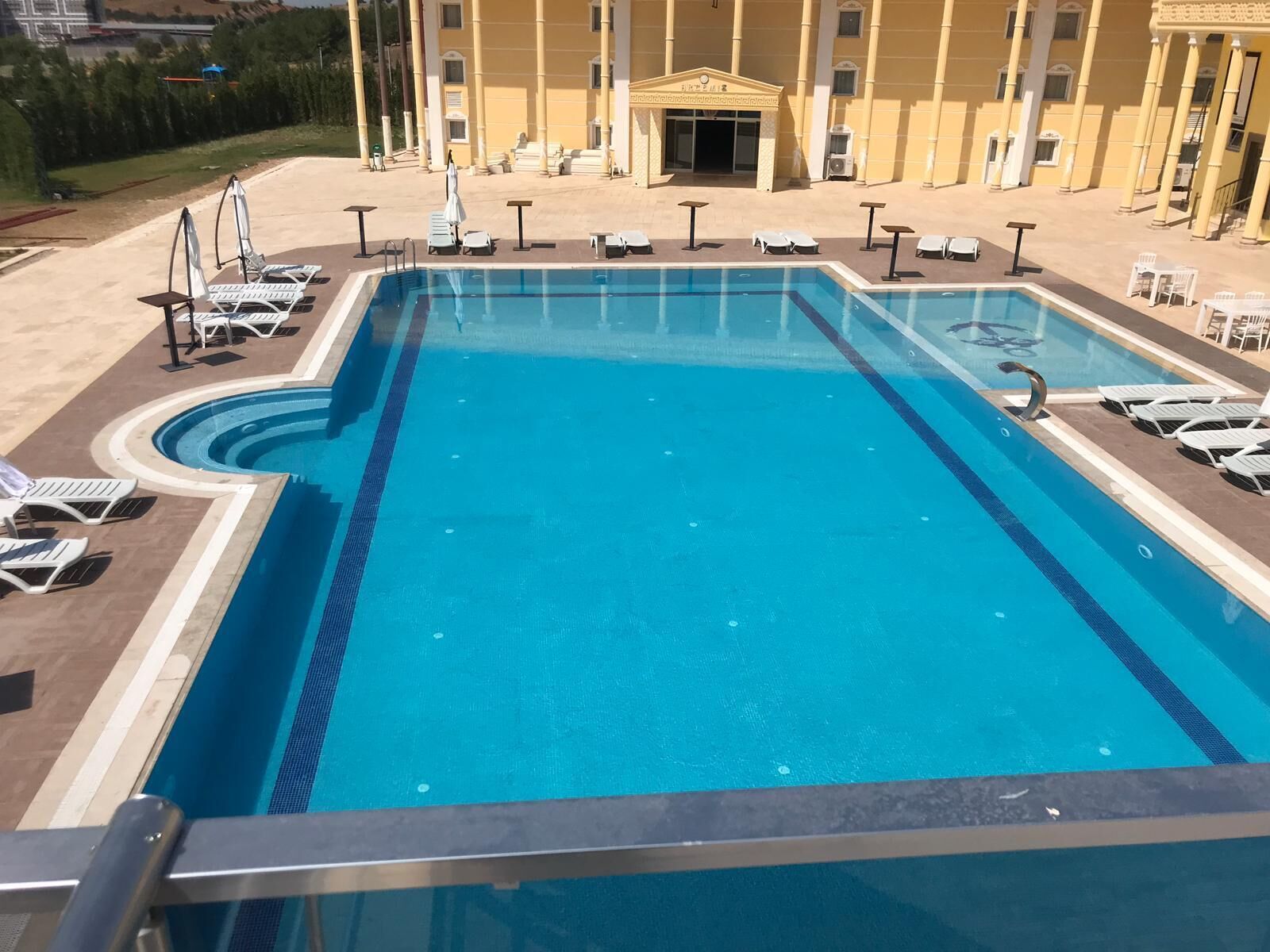 Piscina a l'aire lliure de temporada (horari: 08:00-18:30) i para-sols 