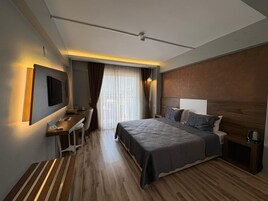 Habitación de hotel moderna con cama, escritorio y zona de estar.