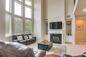 TV - 4,500-Sq-Ft Group Getaway Near Gulf Coast (Dickinson)