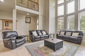 TV - 4,500-Sq-Ft Group Getaway Near Gulf Coast (Dickinson)