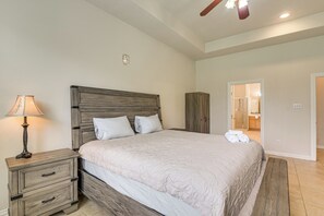 5 bedrooms, iron/ironing board, Internet, bed sheets - 4,500-Sq-Ft Group Getaway Near Gulf Coast (Dickinson)