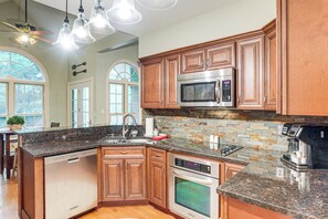 Wasserkocher mit Kaffee-/Teezubehör, Kühlschrank, Mikrowelle, Herdplatte