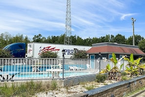Pool - King Bed Non-Smoking (Ridgeway, SC)