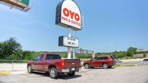 Schild für OYO Inn & Suites mit Kontaktdaten und kostenlosem WLAN.
