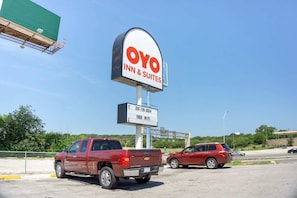 A sign for OYO Inn & Suites with a contact number and free WiFi availability. - Premium King Bed | Nmsk (San-Antonio)