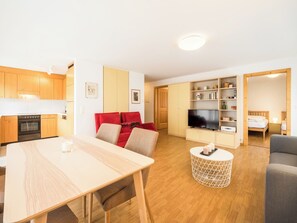 Eine moderne Wohnung mit Küche, Essbereich, Wohnzimmer und Schlafzimmer.
