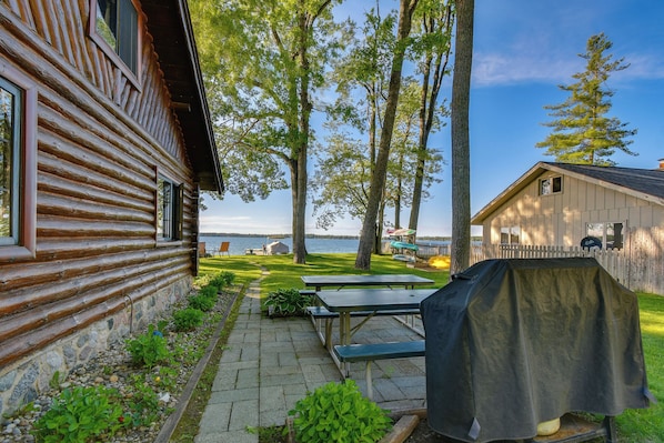 Outdoor dining - Dock Your Boat! Lakefront Lewiston Cabin (Lewiston)