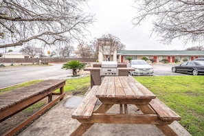 Outdoor dining - 2 Queen Bed | San Antonio (San-Antonio)