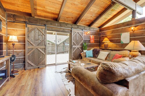 Walk to Dtwn Sonora! Rustic Creekfront Cabin