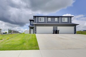 Exterior - Professional Base in Williston! New-Build Townhome (Williston)