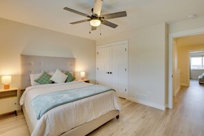 Desk, iron/ironing board, internet, bed sheets - Professional Base in Williston! New-Build Townhome (Williston)