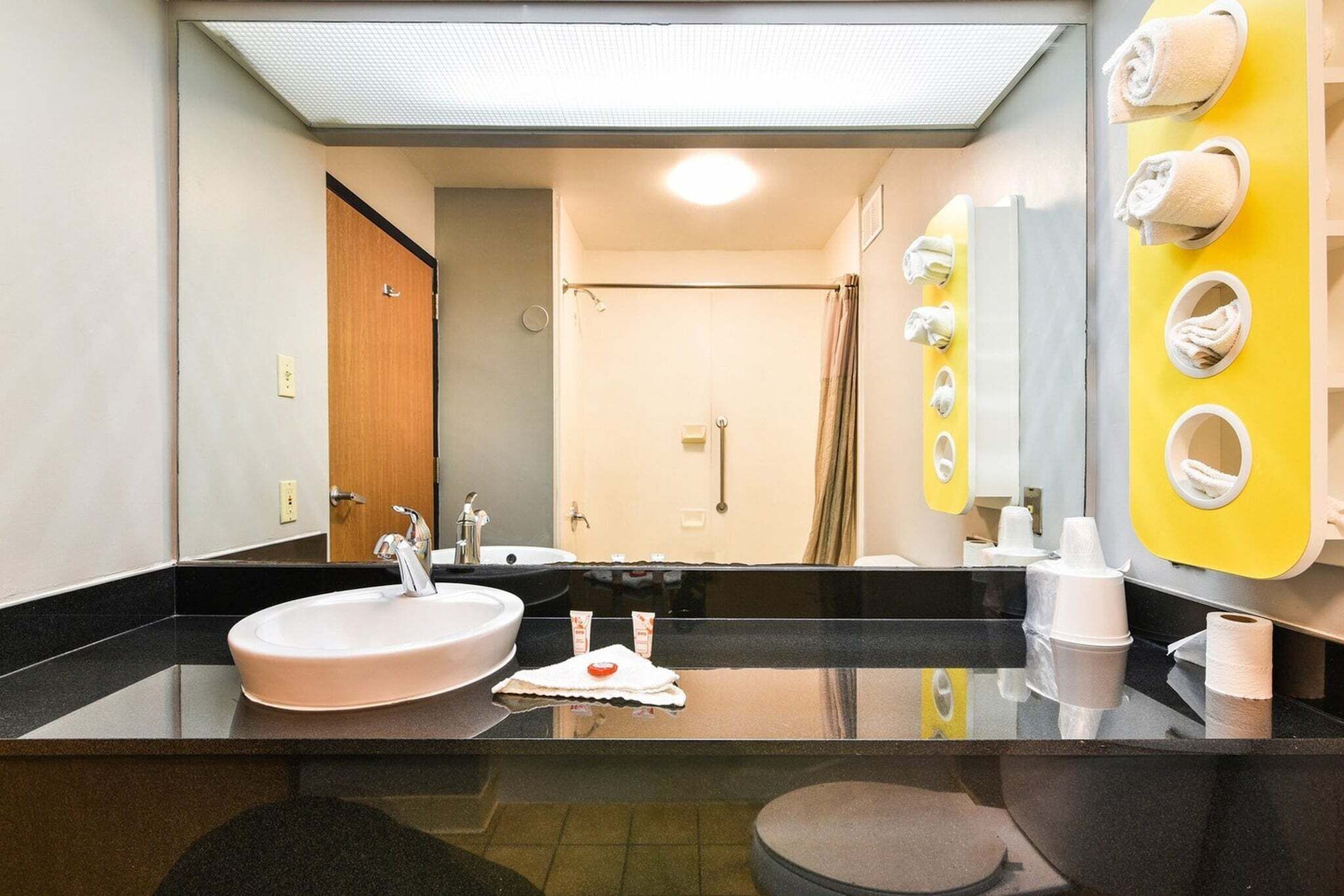 Douche, sèche-cheveux, serviettes fournies