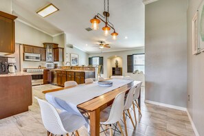 Dining - Group-Friendly Palmetto Oasis Near Beaches (Palmetto)