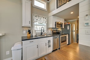 Fridge, microwave, stovetop, dishwasher - Pool + Fishing Dock Access! Lake Norman Getaway (Sherrills Ford)