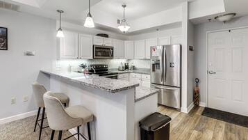 Fridge, microwave, stovetop, dishwasher