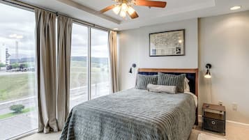 2 bedrooms, desk, iron/ironing board, internet