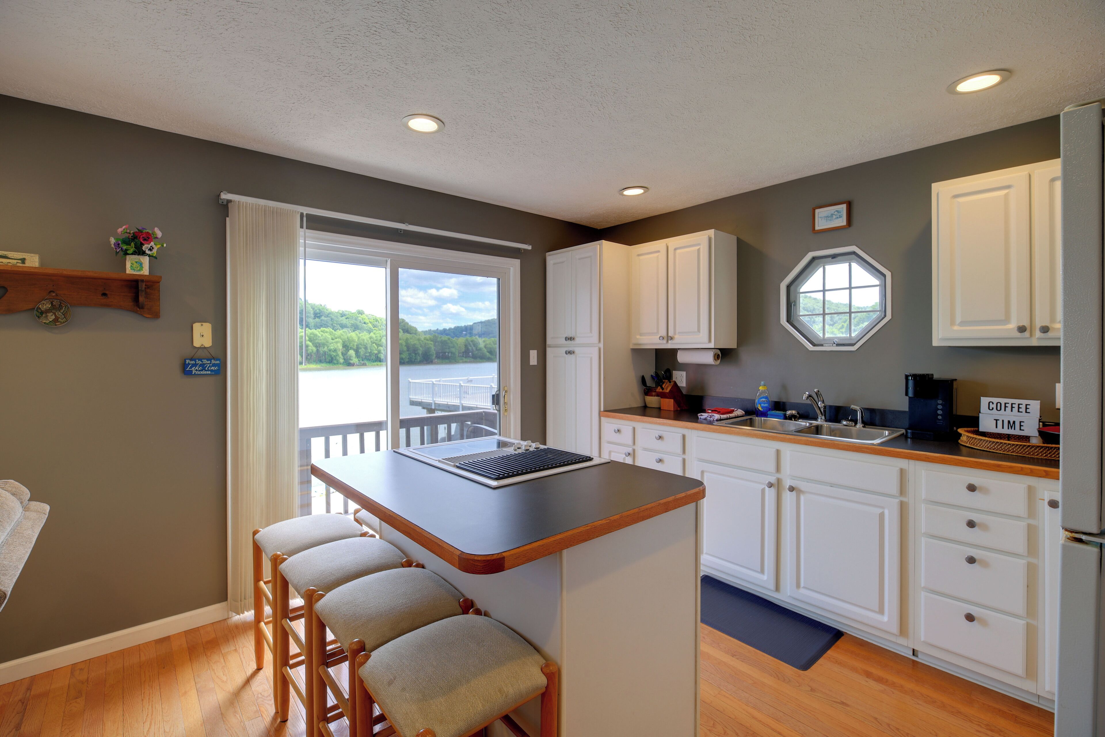 Cafetière/bouilloire, réfrigérateur, micro-ondes, plaque de cuisson