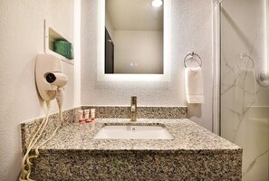 Shower - Premium King Bed Smoking (Shreveport LA)