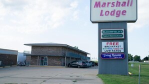 A motel named Marshall Lodge with a signboard advertising free breakfast, Wi-Fi, pool, cable TV, and low rates. - King Bed with Kitchenette Non-Smoking (Marshall, MO)