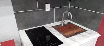 King Bed with Kitchenette Non-Smoking
