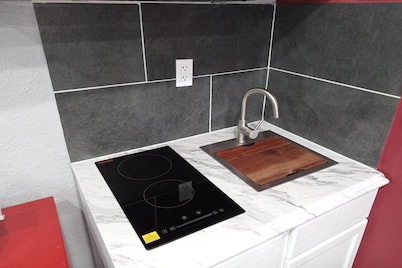 King Bed with Kitchenette Non-Smoking