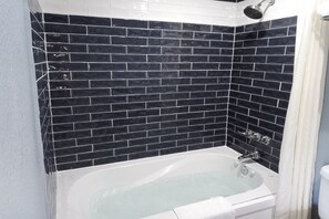Bathroom - King Bed with Kitchenette Non-Smoking (Marshall, MO)